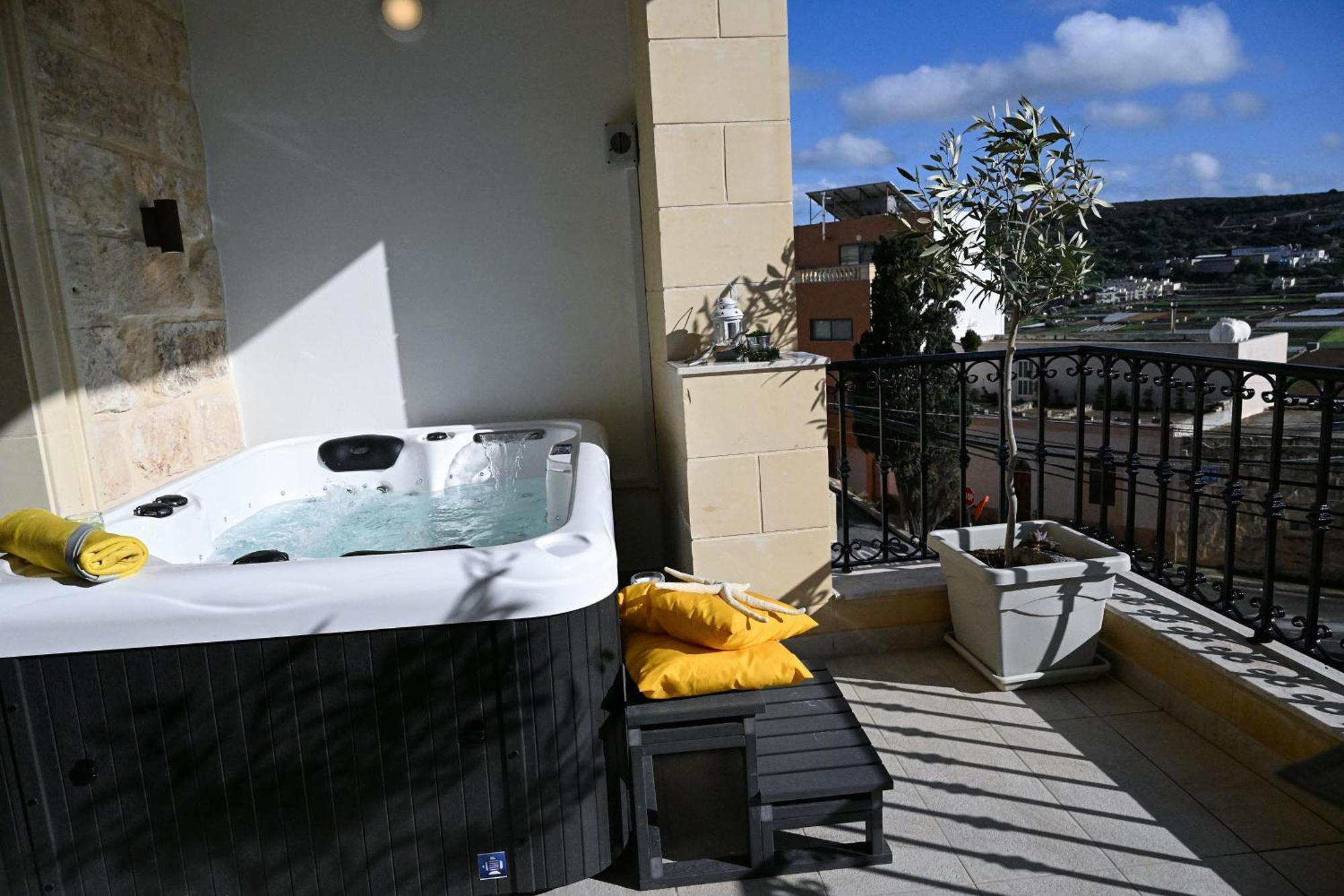 Fl 1 Ta'lonza Luxury With Hot Tub By Homely * Mellieha