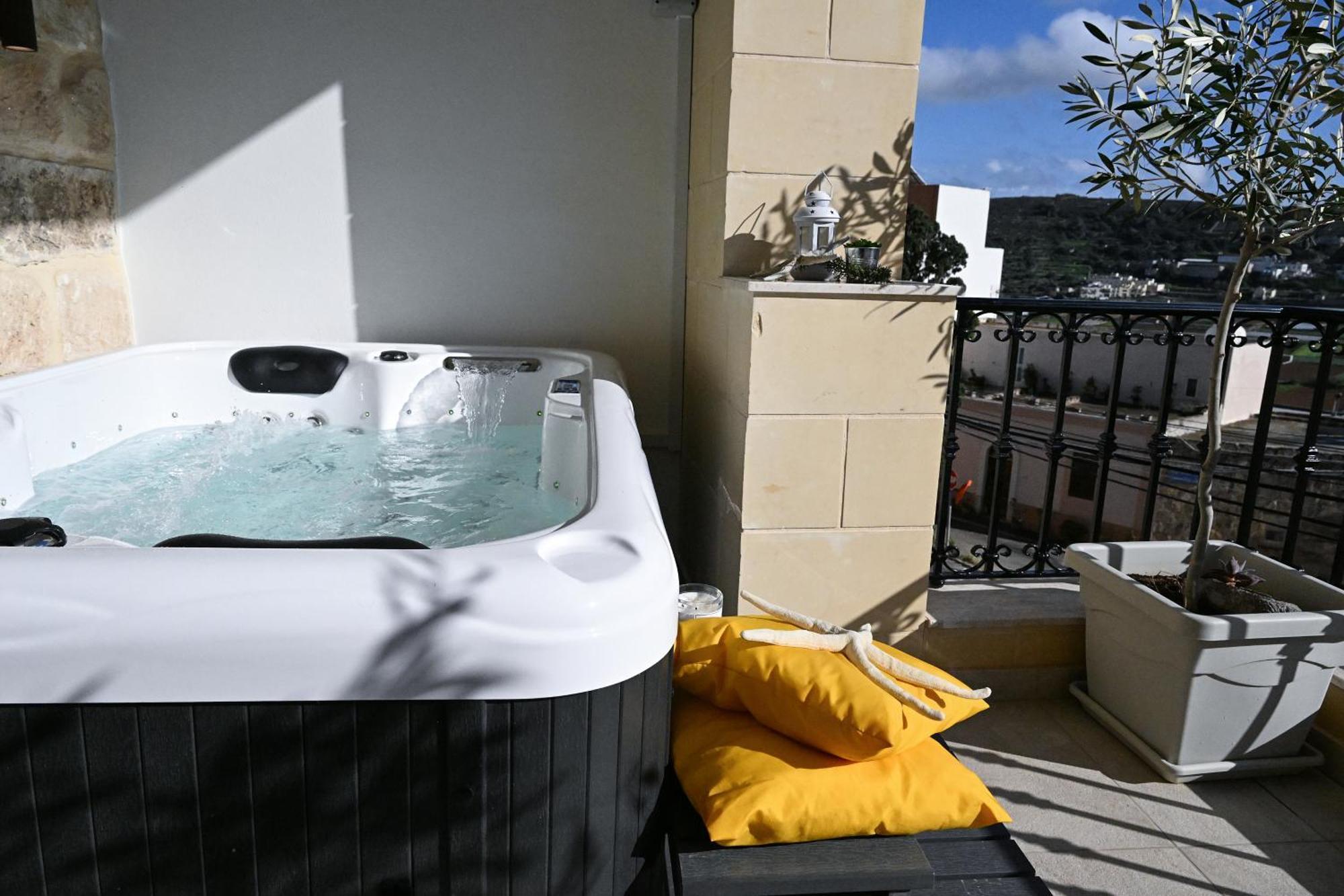 Fl 1 Ta'lonza Luxury With Hot Tub By Homely Mellieha